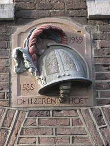 902870 Afbeelding van de gevelsteen 'DE IJZEREN HOET 1588-1989', in de gevel van het pand Oudegracht 293 te Utrecht. De ...
